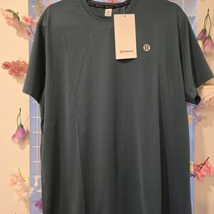 lululemon athletica Men's Green T-Shirt (med to large)